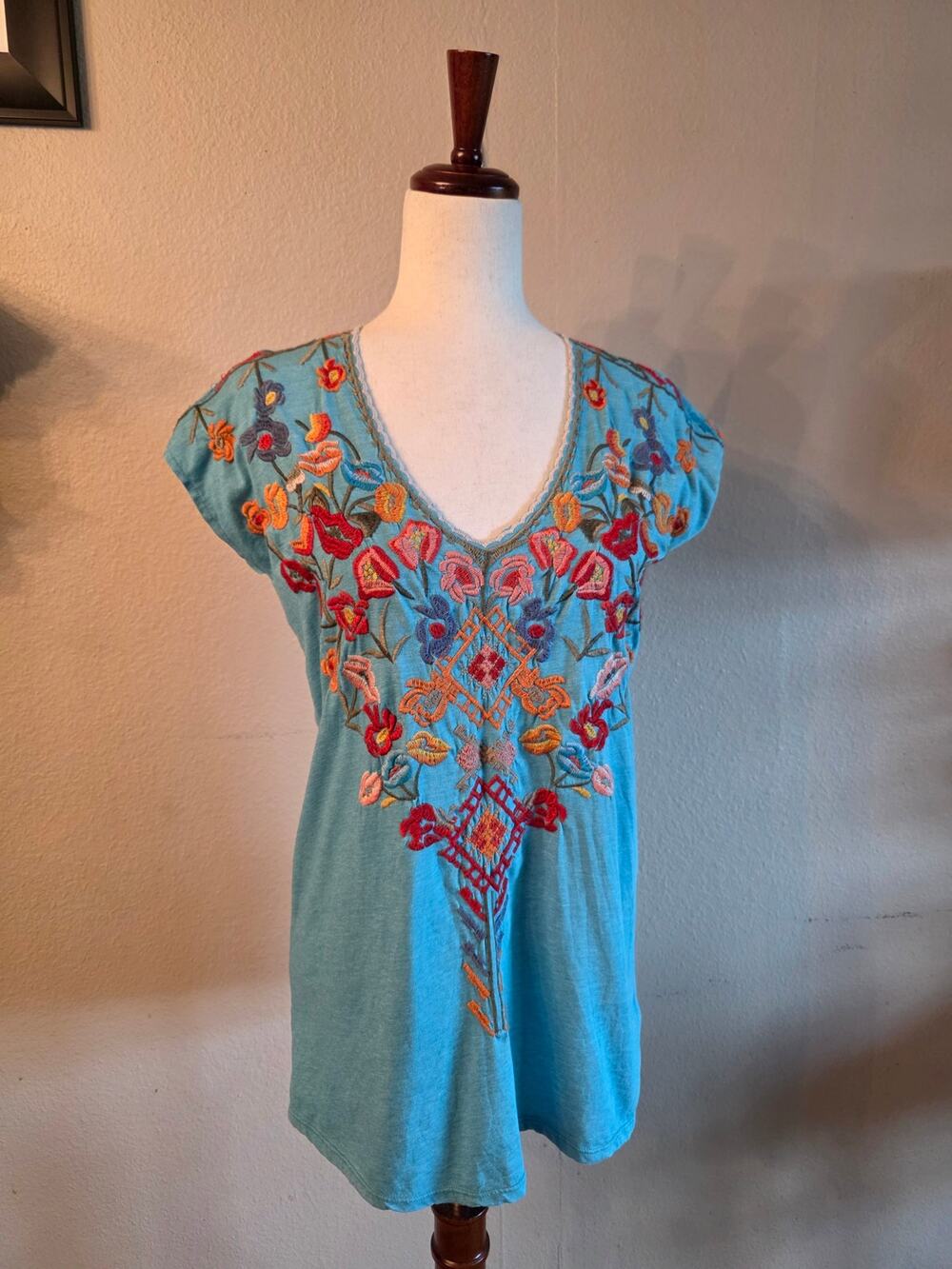 Johnny Was Women's Blue Embroidered V-Neck Top SZ XS Boho Peasant Festival